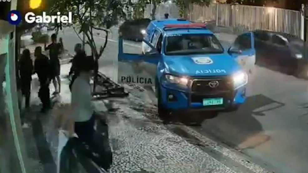 Dois policias militares abordam adolescentes negros filhos de embaixadores em Ipanema &mdash; Foto: Reprodu&ccedil;&atilde;o
