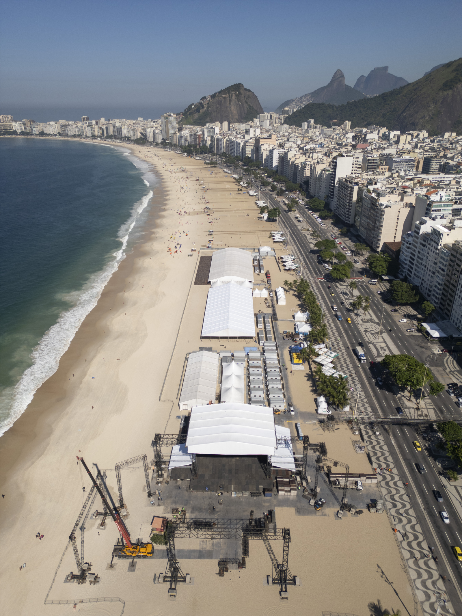 Preparativos para o show da Madonna, que será no dia 4 de maio. Na foto, começo da montagem do palco na praia de Copacabana, em frente ao Copacabana Palace. — Foto: Márcia Foletto