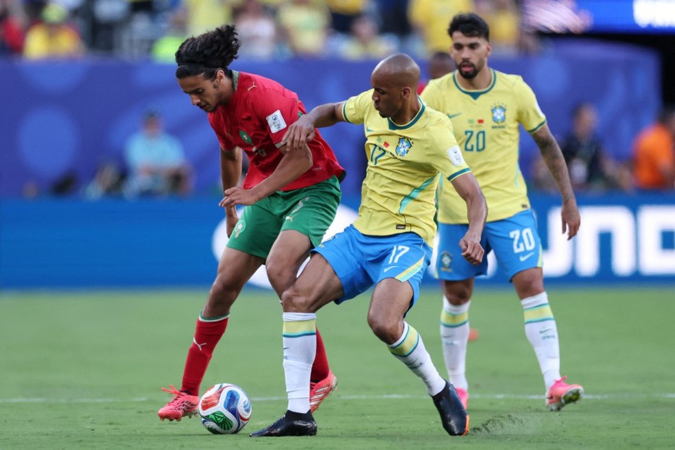 Ayyoub Bouaddi, número 6 do Marrocos, disputa a bola com Fabinho, número 17 do Brasil — Foto: Getty Images via AFP
