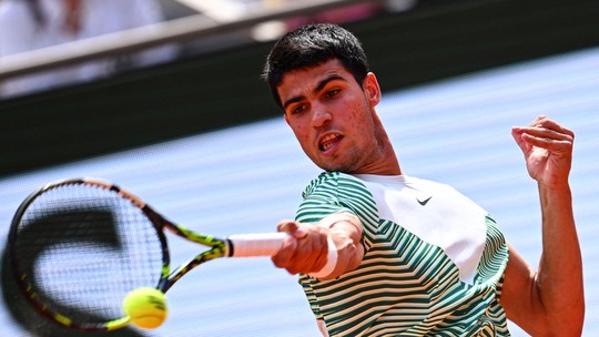 Alcaraz faz ponto incrível em Roland Garros e torcedores comparam com Roger Federer; veja vídeo