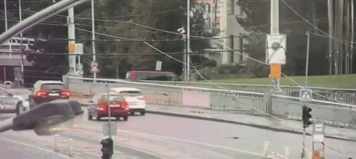 Viatura policial derrapa e cai de ponte no centro de Praga; vídeo
