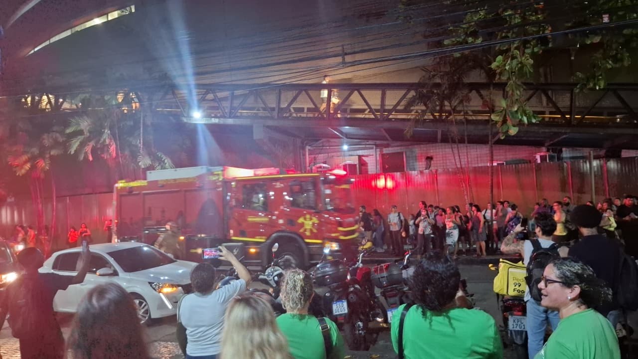 Incêndio faz shopping ser evacuado na Tijuca — Foto: Yasmin Youssef