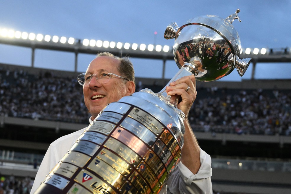 John Textor com a taça da Libertadores conquistada pelo Botafogo — Foto: Luis Robayo / AFP