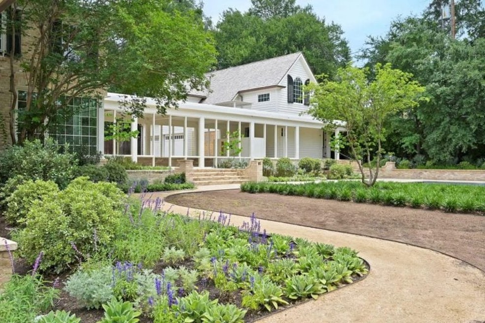 O terreno de 5 mil metros quadrados lembra uma chácara campestre, com fontes de água, um jardim ornamental para colheita, um espaço temático inspirado em contos de fadas e um vasto gramado aberto. — Foto: Travis Baker