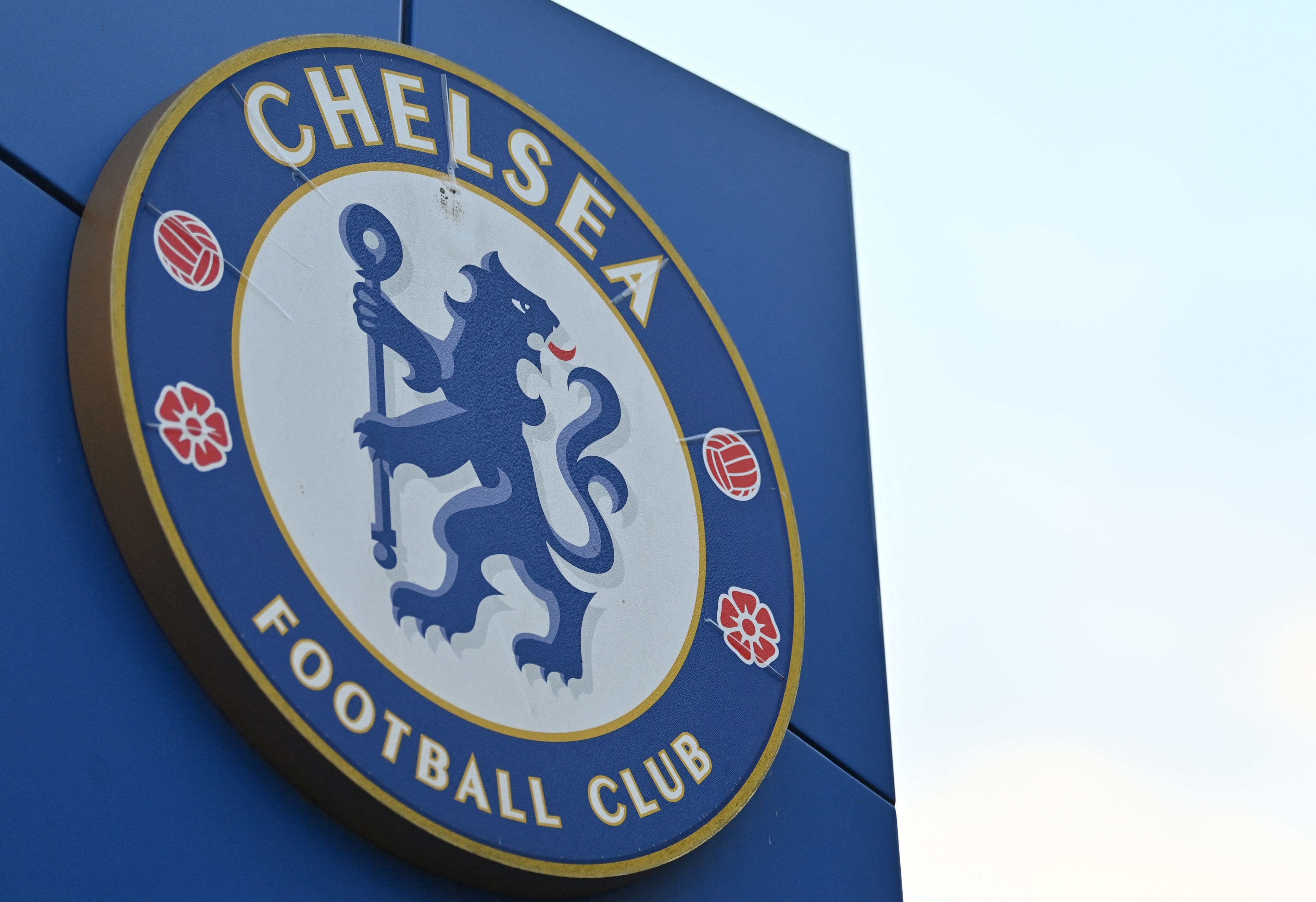 Chelsea anuncia saída de quatro jogadores e libera irmão de 
