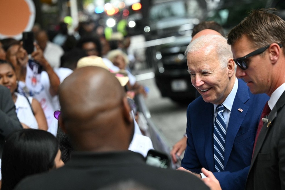 Presidente Joe Biden cumprimenta eleitores do lado de fora do hotel em que está hospedado antes do primeiro debate presidencial das eleições de 2024 nos estúdios da CNN em Atlanta, Geórgia. — Foto: MANDEL NGAN/AFP