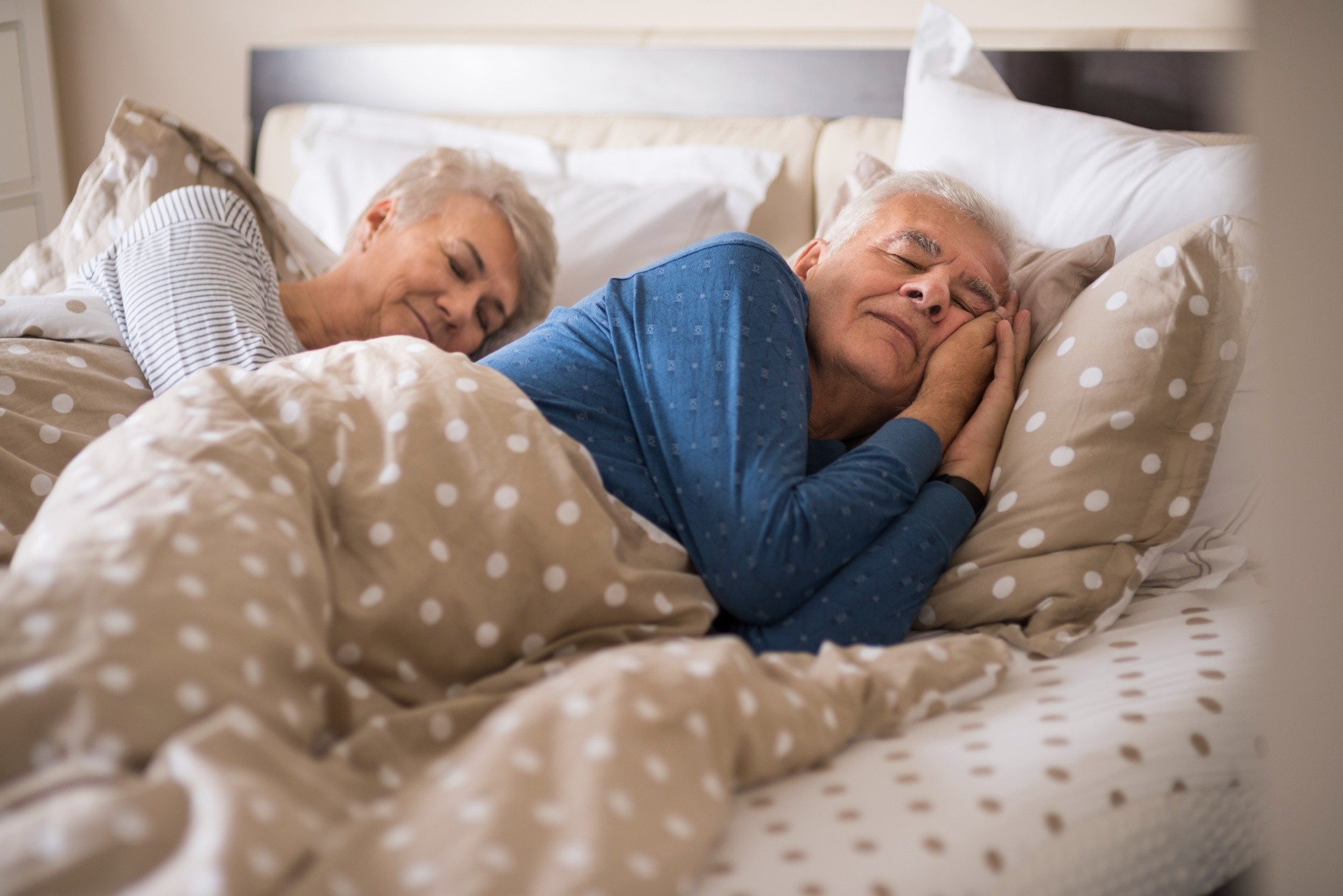 Especialistas revelaram o melhor momento para começar a se levantar da cama depois dos 60 anos