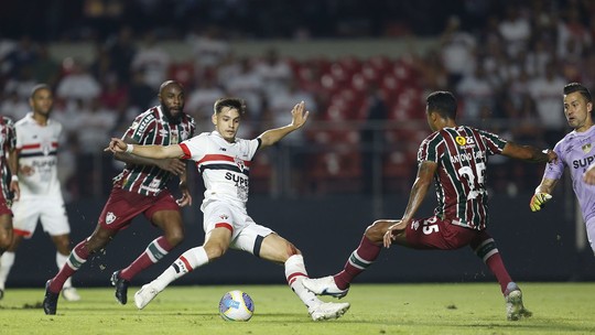 Fluminense erra muito, perde para o São Paulo e segue na zona de rebaixamento
