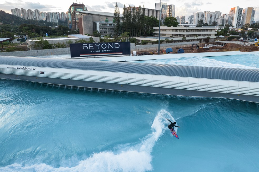 Surfista pega uma onda no Beyond The Club, em São Paulo — Foto: Vicotr Moriyama/Bloomberg
