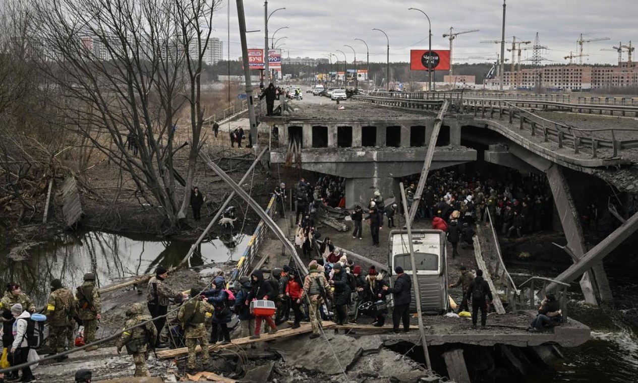 Ponte destruída em 1º de março, em Irpin, Ucrânia  — Foto: ARIS MESSINIS / AFP