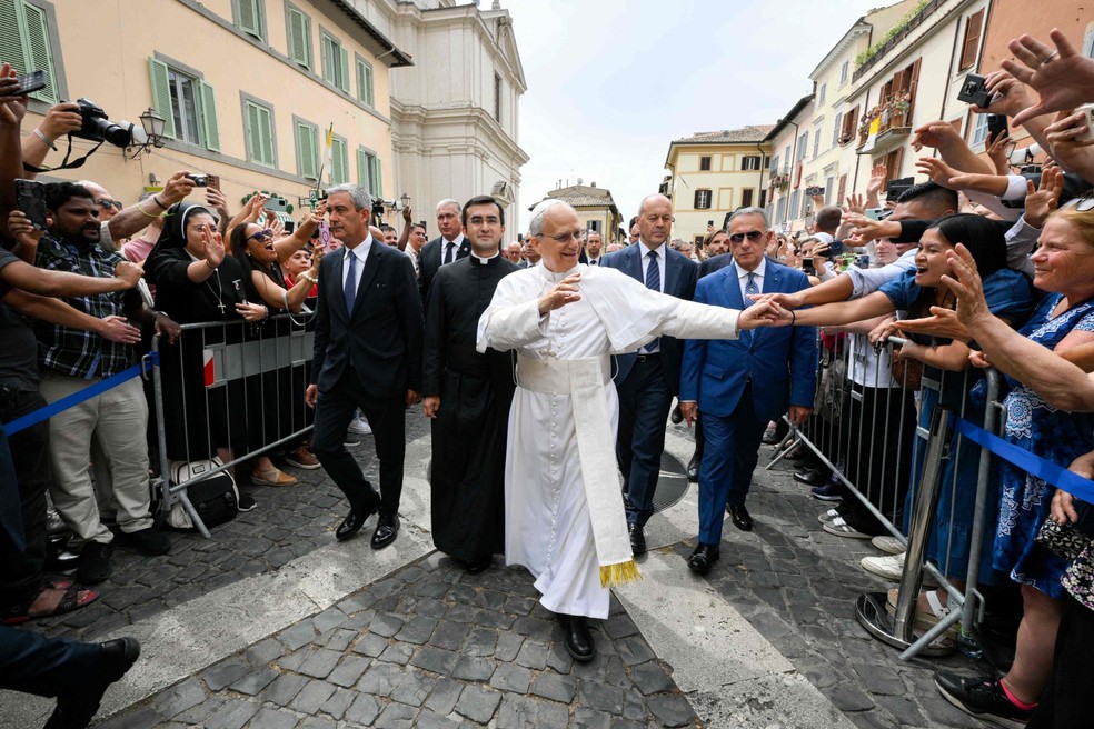 Papa Leão XIV caminha e se encontra com os fiéis no final da missa em Castel Gandolfo — Foto: AFP Photo / Vatican Media / Simone Risoluti