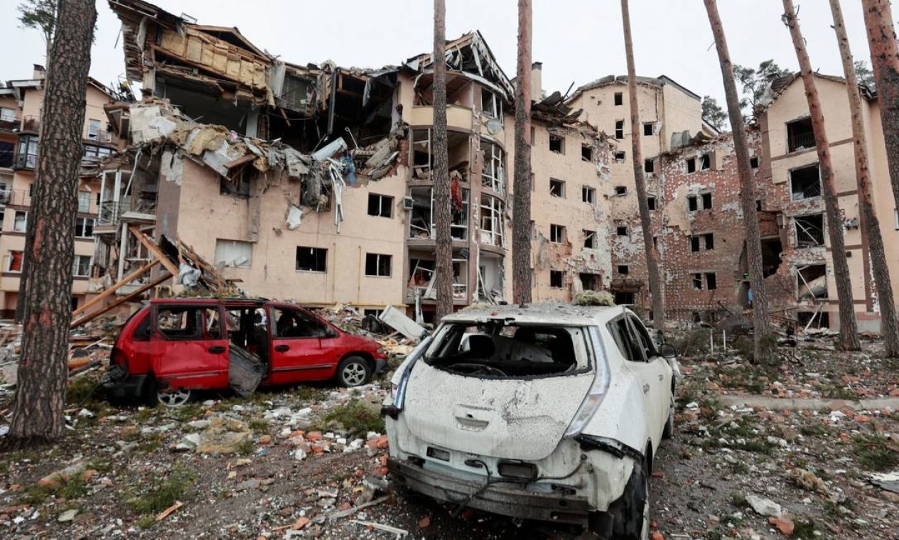 Um edifício residencial destruído por bombardeios recentes na cidade de Irpin, na região de Kiev  — Foto: SERHII NUZHNENKO / REUTERS