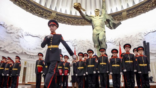 Kremlin interfere na educação básica para formar geração nacionalista e militarizada