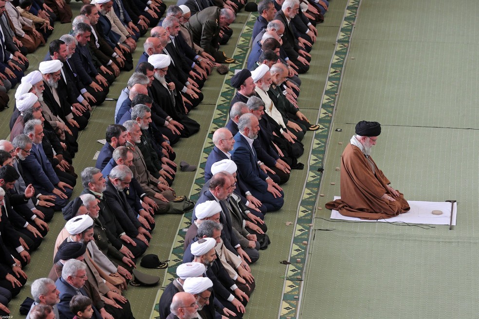Ali Khamenei lidera orações em mesquita durante encerramento do Ramadã — Foto: Khamenei.ir/AFP