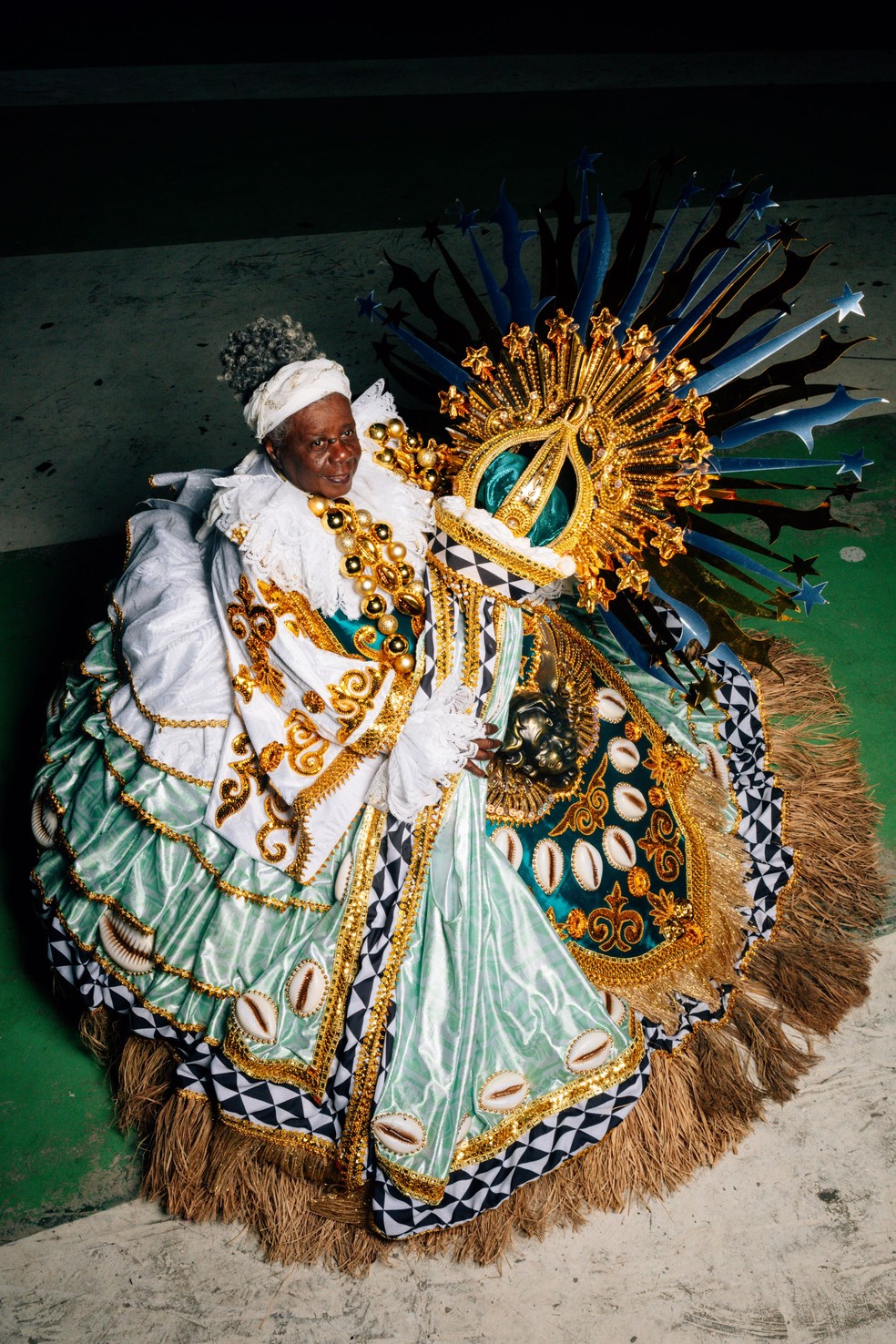 Com roupa de baiana, Conceição Evaristo posa na quadra do Império Serrano — Foto: Fabiano Vieira / Divulgação / Império Serrano
