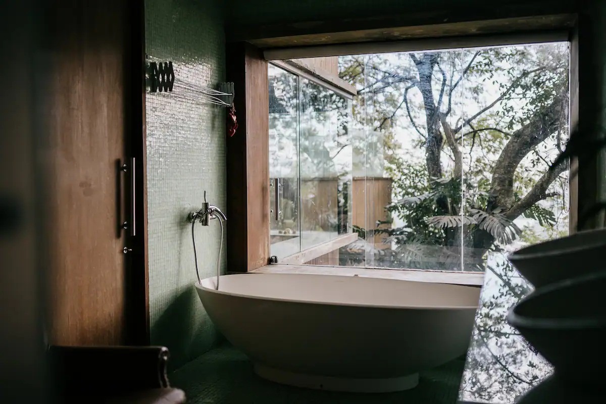 Uma dos banheiros tem uma banheira — Foto: Reprodução/Airbnb