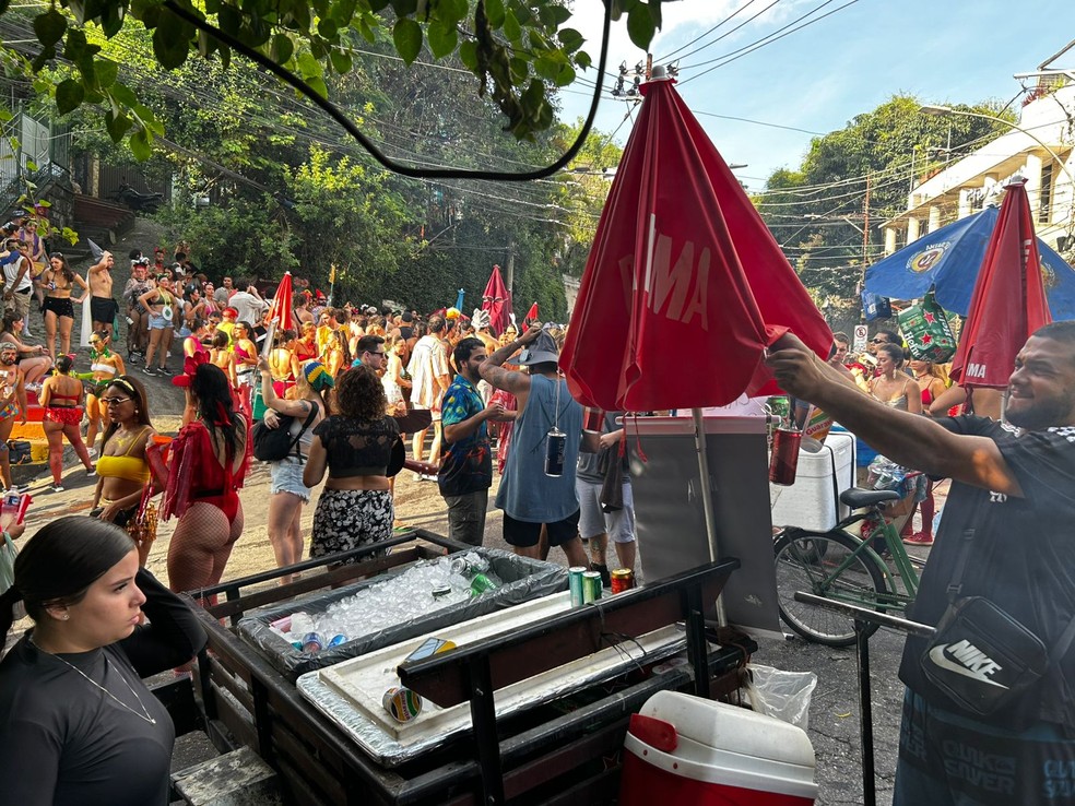 Ambulantes no bloco Céu na Terra, em Santa Teresa — Foto: Roberto Malfacini