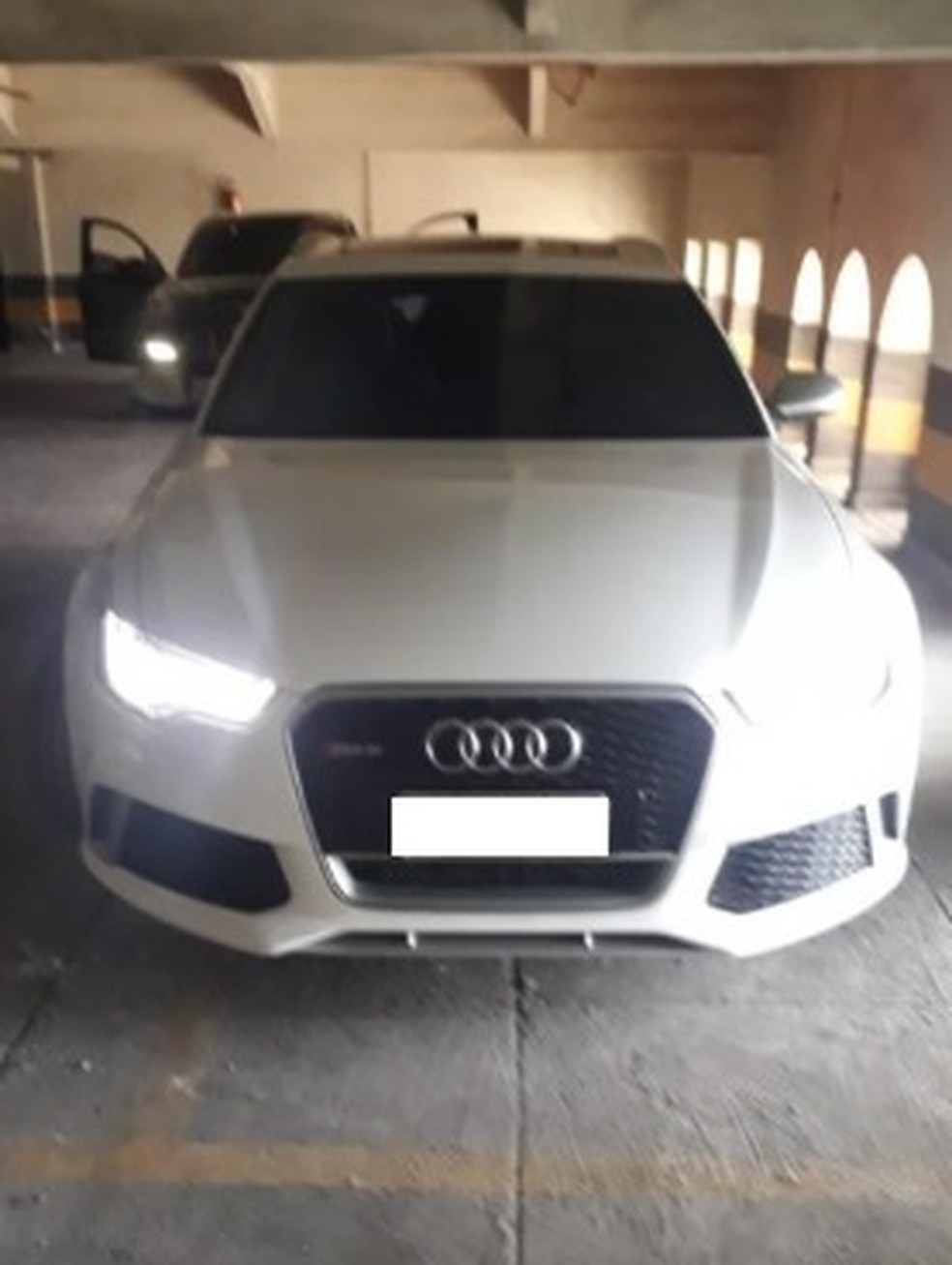 Veículo atribuído ao senador Romário, da fabricante Audi, é outro carro que vai a leição — Foto: Reprodução
