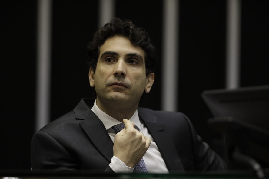 O presidente do Banco Central, Gabriel Galípolo, em sessão solene na Câmara
