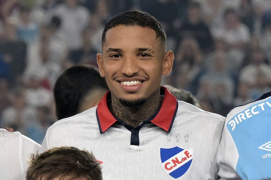 Juan Izquierdo posa junto ao time do Nacional antes de partida contra o Always Ready, da Bolívia, pela Libertadores