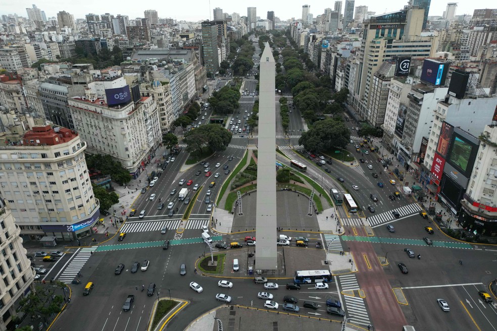 Vista aérea da avenida 9 de Julio em Buenos Aires — Foto: JUAN MABROMATA / AFP