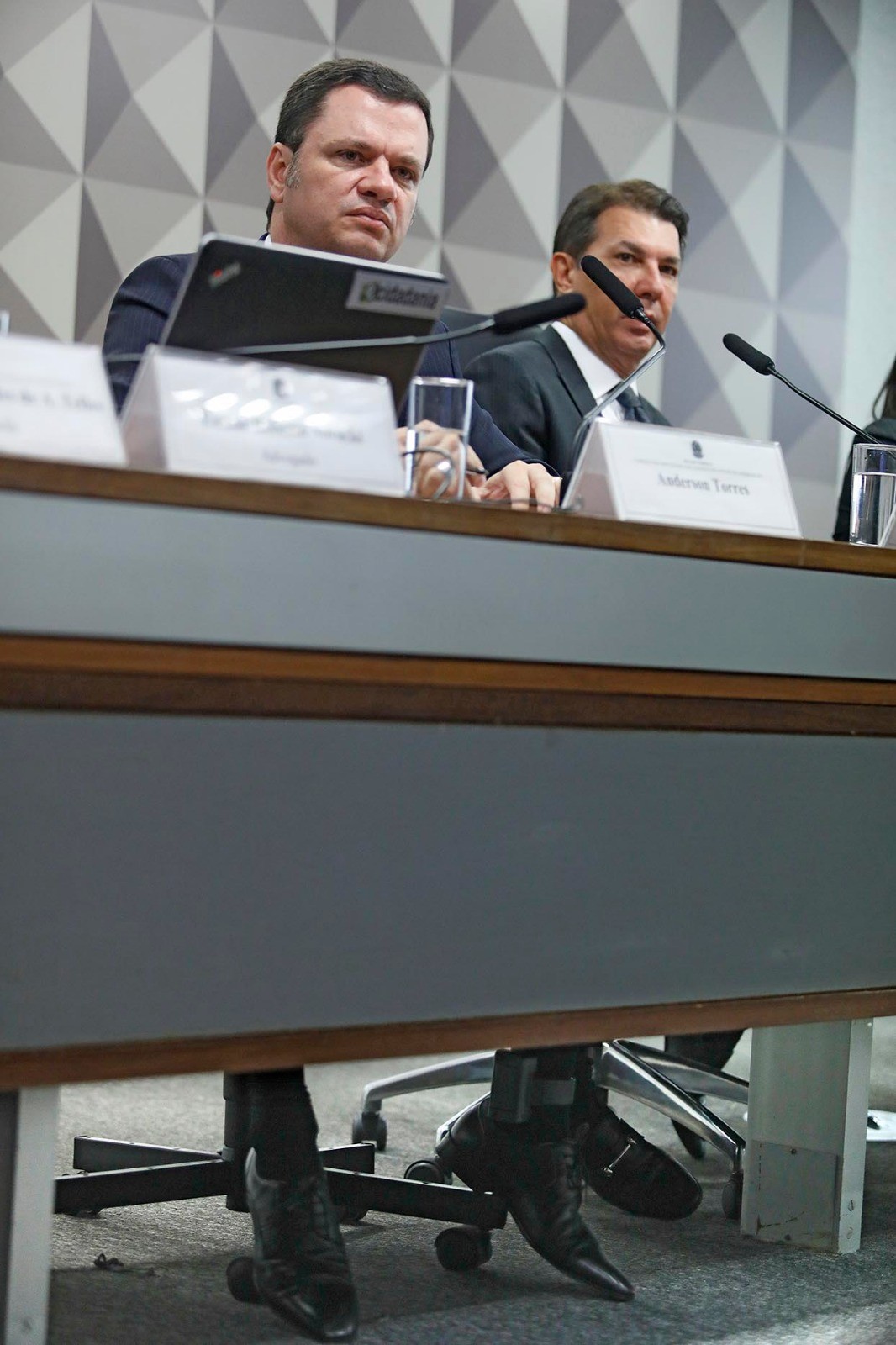 Ex-ministro Anderson Torres usa tornozeleira eletrônica durante depoimento na CPI do 8 de janeiro — Foto: Cristiano Mariz/Agência O Globo