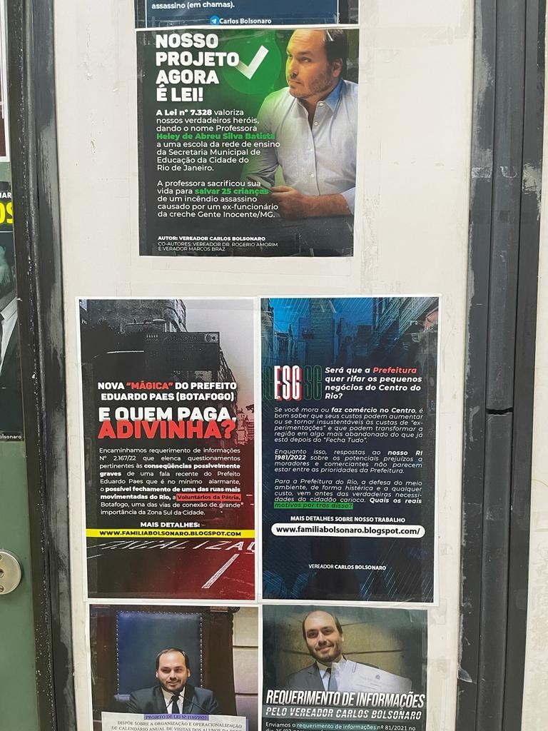 Porta de Carluxo tem cartazes sobre projetos de lei de sua autoria — Foto: O Globo