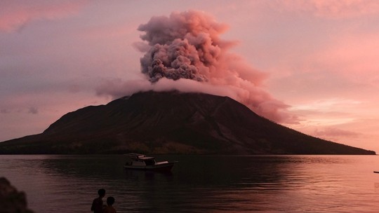 Vulcão Ruang tem nova erupção dias após remoção de 11 mil habitantes em áreas de risco, na Indonésia; fotos