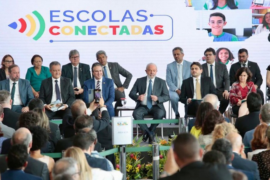Lançamento do programa Escolas Conectadas em setembro de 2023: quase um ano depois, 48% não têm qualidade do serviço acompanhada