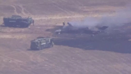 Caça americano cai em San Diego e provoca incêndio em base aérea