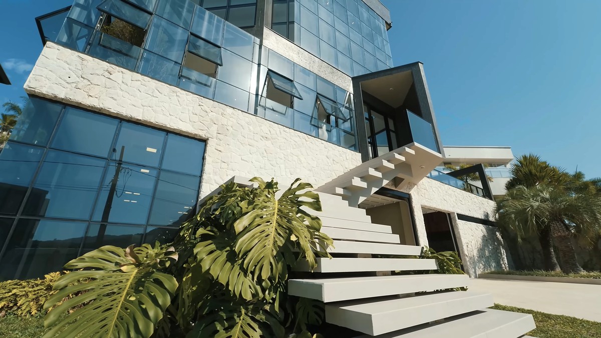 Mansão de R$ 25 milhões em Santa Catarina com ilha exclusiva viraliza nas redes; veja detalhes