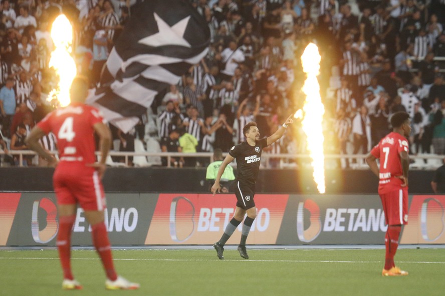 Eduardo comemora gol do Botafogo contra o Bragantino