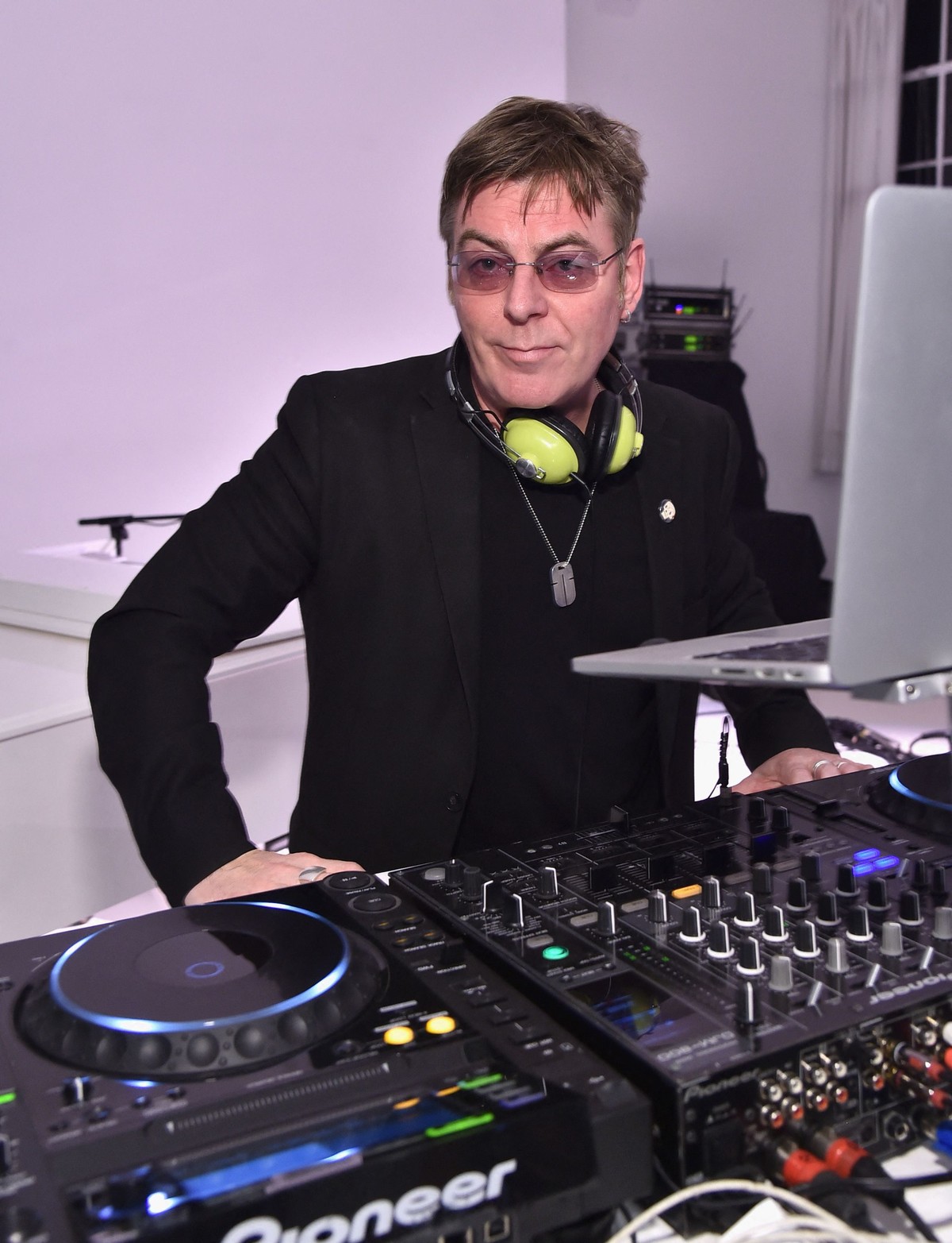 Andy Rourke, baixista do The Smiths que morreu de câncer, financiou ...