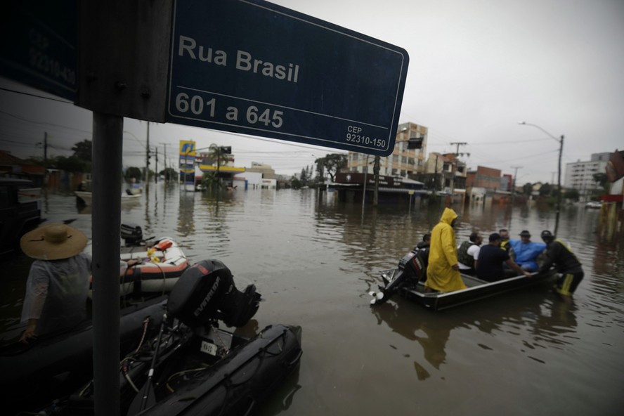 Moradores são resgatados em Canoas (RS): tempo fecha de novo e há previsão de mais chuva forte