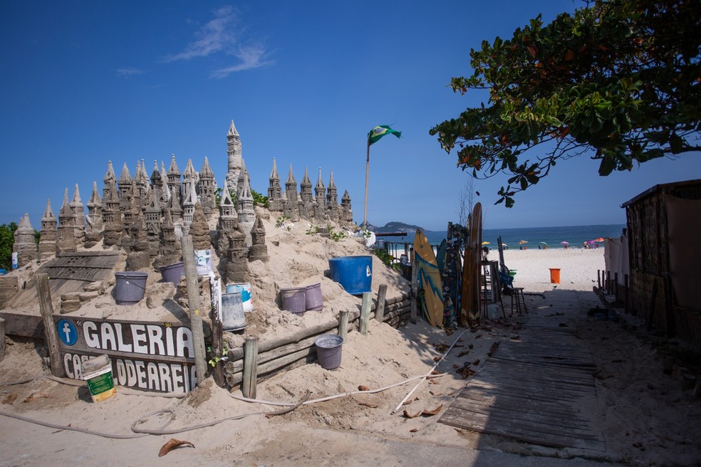 Castelo atrás do qual há uma moradia improvisada no Posto 2, com acúmulo de resíduos — Foto: Julia Aguiar
