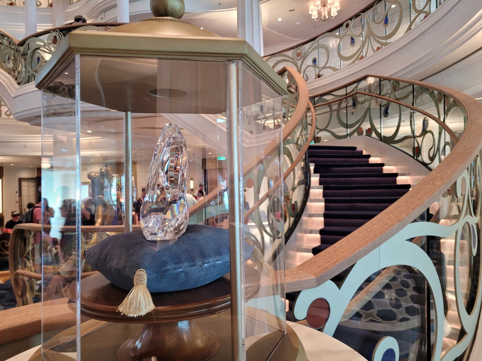 Detalhe no Grand Hall: o sapatinho de cristal de Ciderela ao lado da escadaria