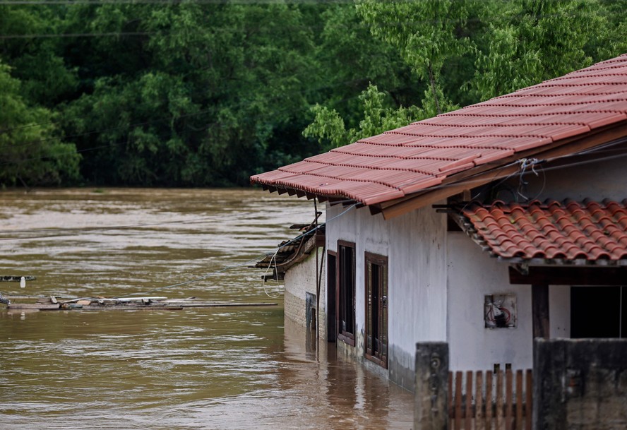 Vista de uma casa inundada em Rio do Sul, Santa Catarina, Brasil