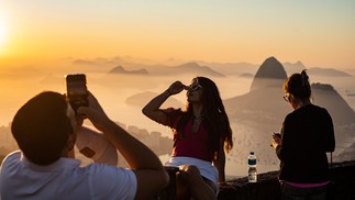 No Mirante Dona Marta, no Cosme Velho, visitantes disputam espaço para fotos — Foto: Hermes de Paula / Agência O Globo