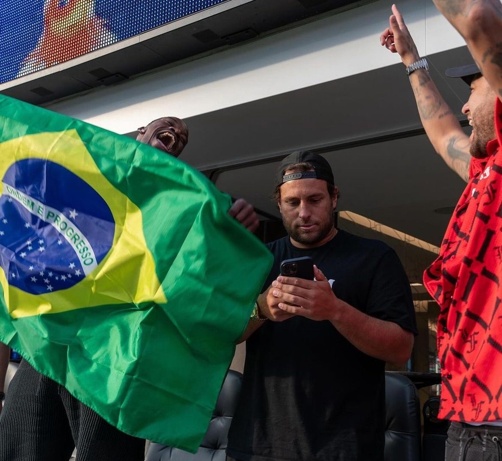 Jimmy Butler vibra com bandeira do Brasil ao lado de Neymar — Foto: Reprodução/Redes sociais
