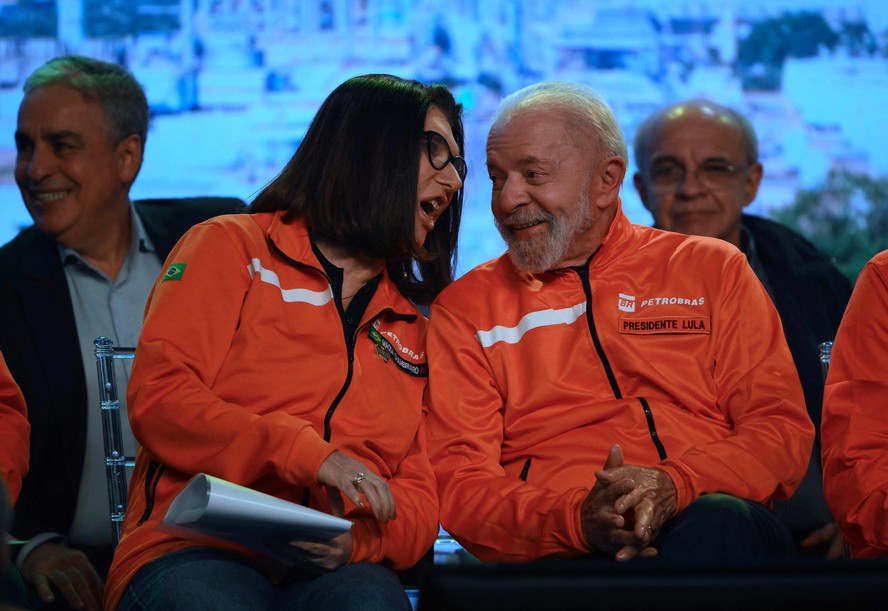 Lula conversa com Magda Chambriard, presidente da Petrobrás, durante evento na Reduc