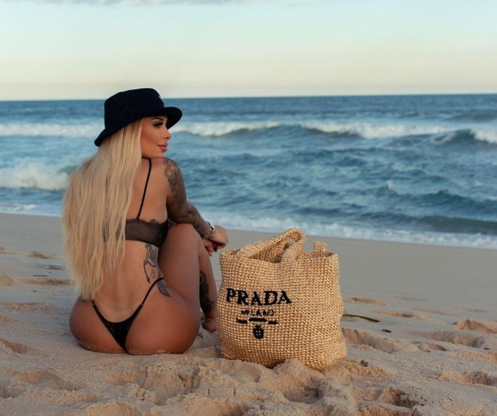Recentemente, também posou com uma bolsa da coleção de praia da marca Prada, na Barra da Tijuca. A peça, confeccionada em ráfia, custa R$ 13 mil, em média — Foto: Reprodução/Instagram
