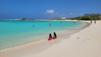 A praia de Baby Beach, que fica no extremo sul de Aruba, ganhou esse nome por ter águas rasas e calmas, ideais para crianças — Foto: Eduardo Maia / O Globo