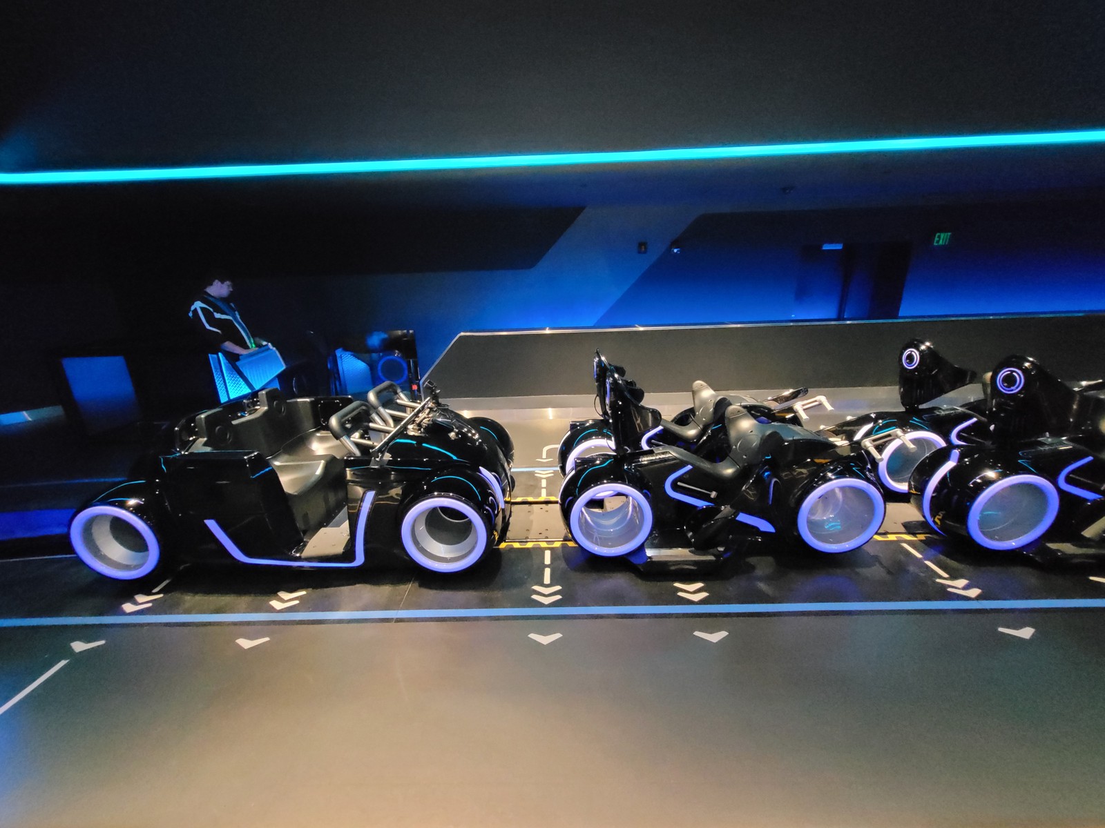 Algumas composições de Tron Lightcycle / Run, nova montanha-russa do Walt Disney World, têm carrinhos convencionais para pessoas que não consigam montar nas motos de corrida — Foto: Eduardo Maia / O Globo