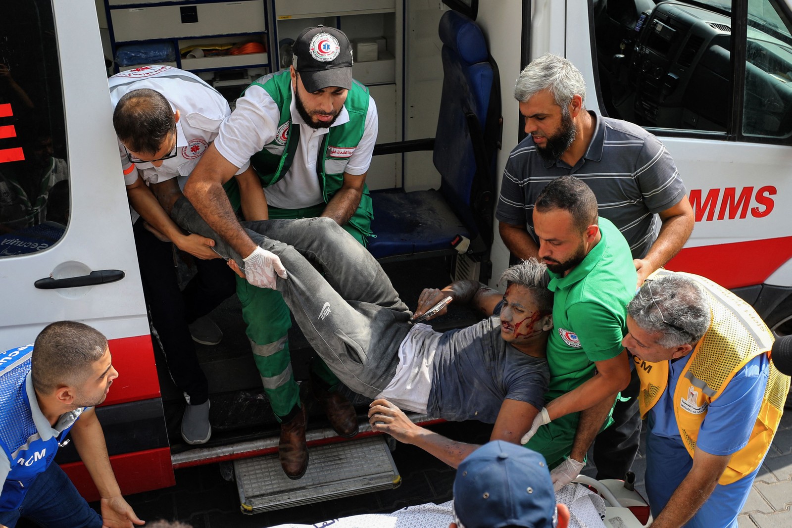 Homem é levado a hospital em Gaza; enquanto a guerra entre Israel e Hamas continua, a situação é preocupante — Foto: Dawood NEMER/AFP