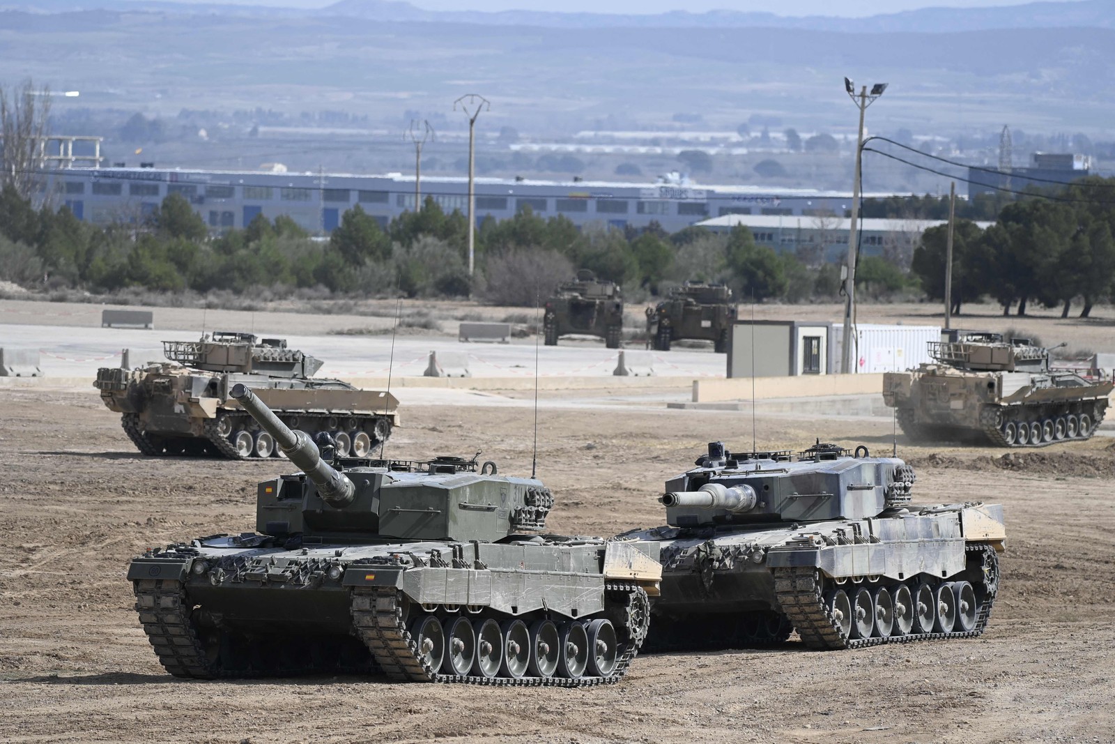 Os tanques modelo Leopard são de fabricação alemã — Foto: OSCAR DEL POZO / AFP