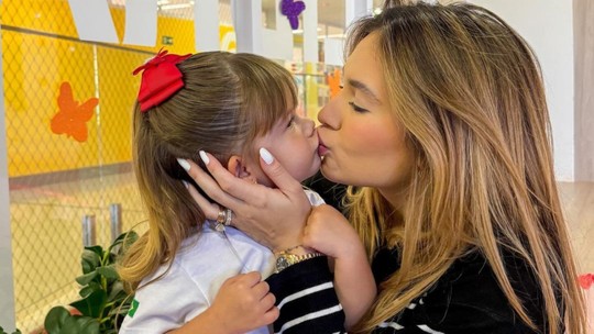 Virgínia Fonseca mostra momento de carinho com a filha e divide opiniões: 'Para que beijar a boca da criança?'