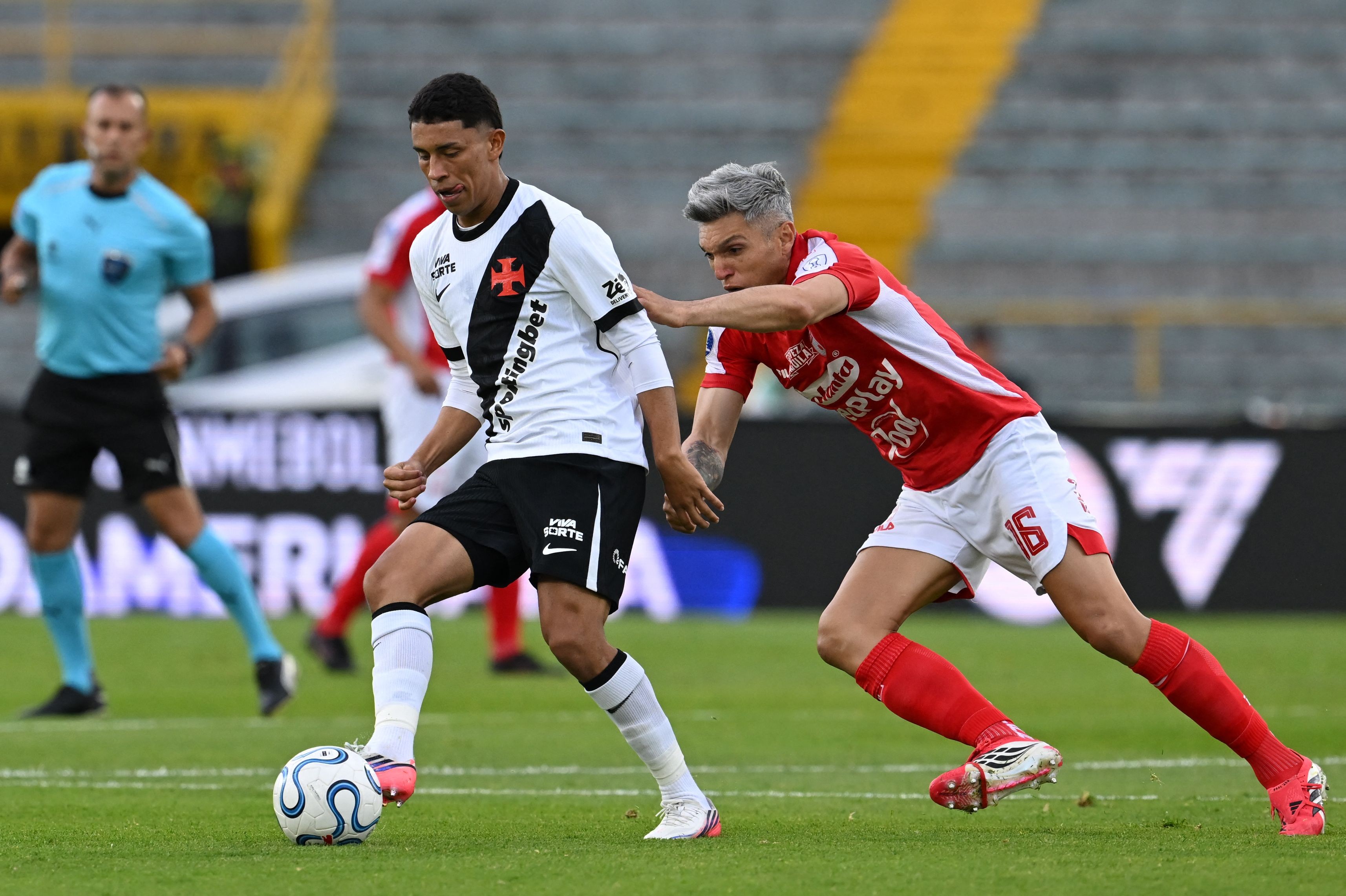 Na altitude de Bogotá, time misto do Vasco empata com o Santa Fe pelo jogo de ida das quartas da Sul-Americana - Foto