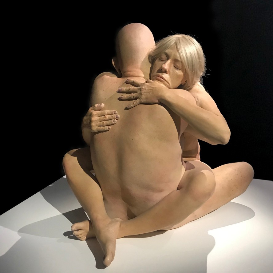 'Embrace', de Marc Sijan, escultura hiper-realista no Museu Maillol, em Paris, aviva nossos sentimentos
