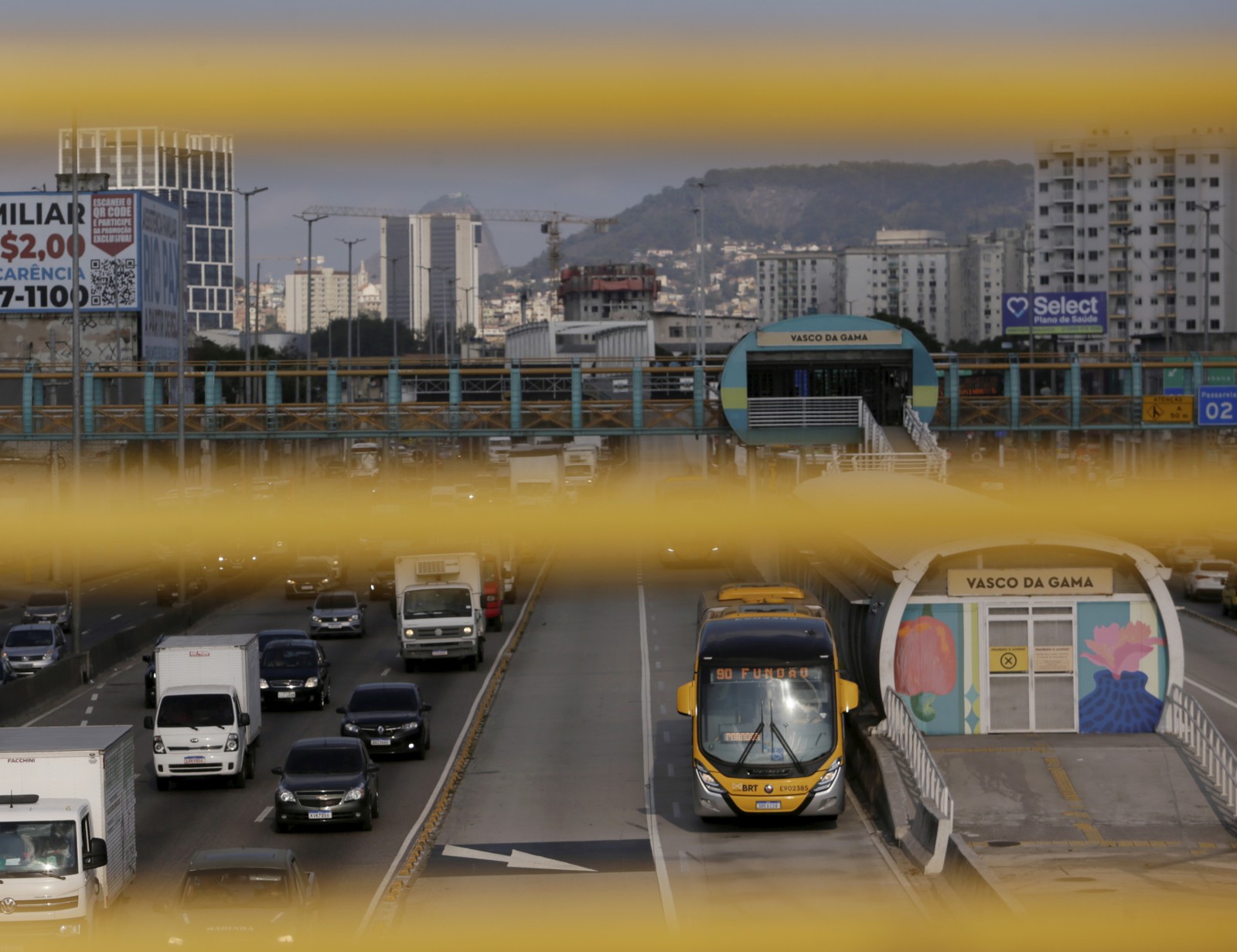 Avenida Brasil, na altura do Caju, bairro com 161 roubos a coletivo no ano passado — Foto: Marcelo Theobald / Agência O Globo