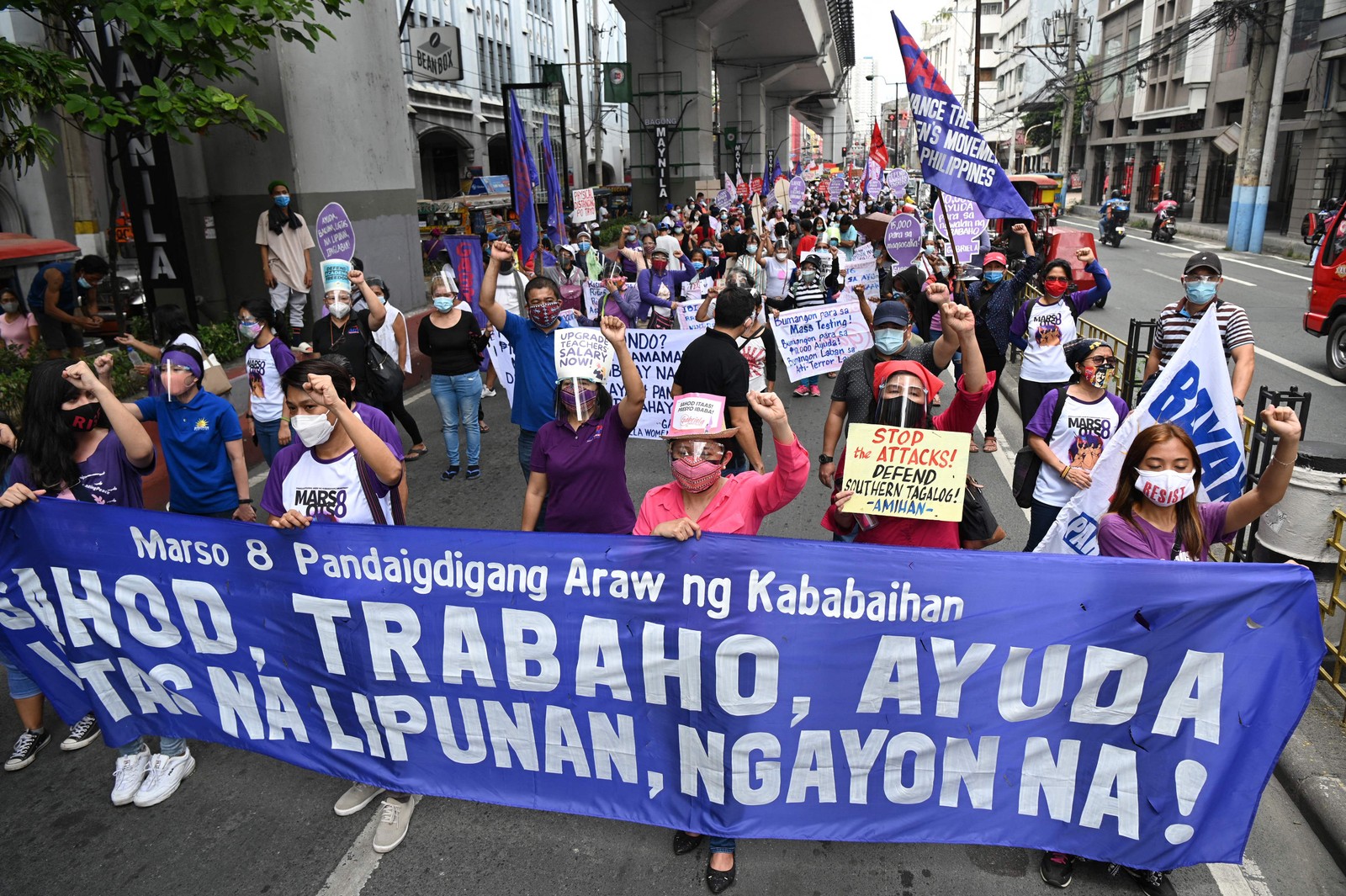 Membros do grupo de mulheres Gabriela marcham em direção ao palácio presidencial durante um protesto no Dia Internacional da Mulher em Manila, FilipinasAFP